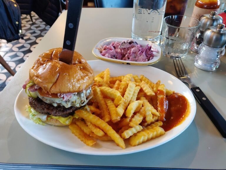 mollies diner 4 768x576